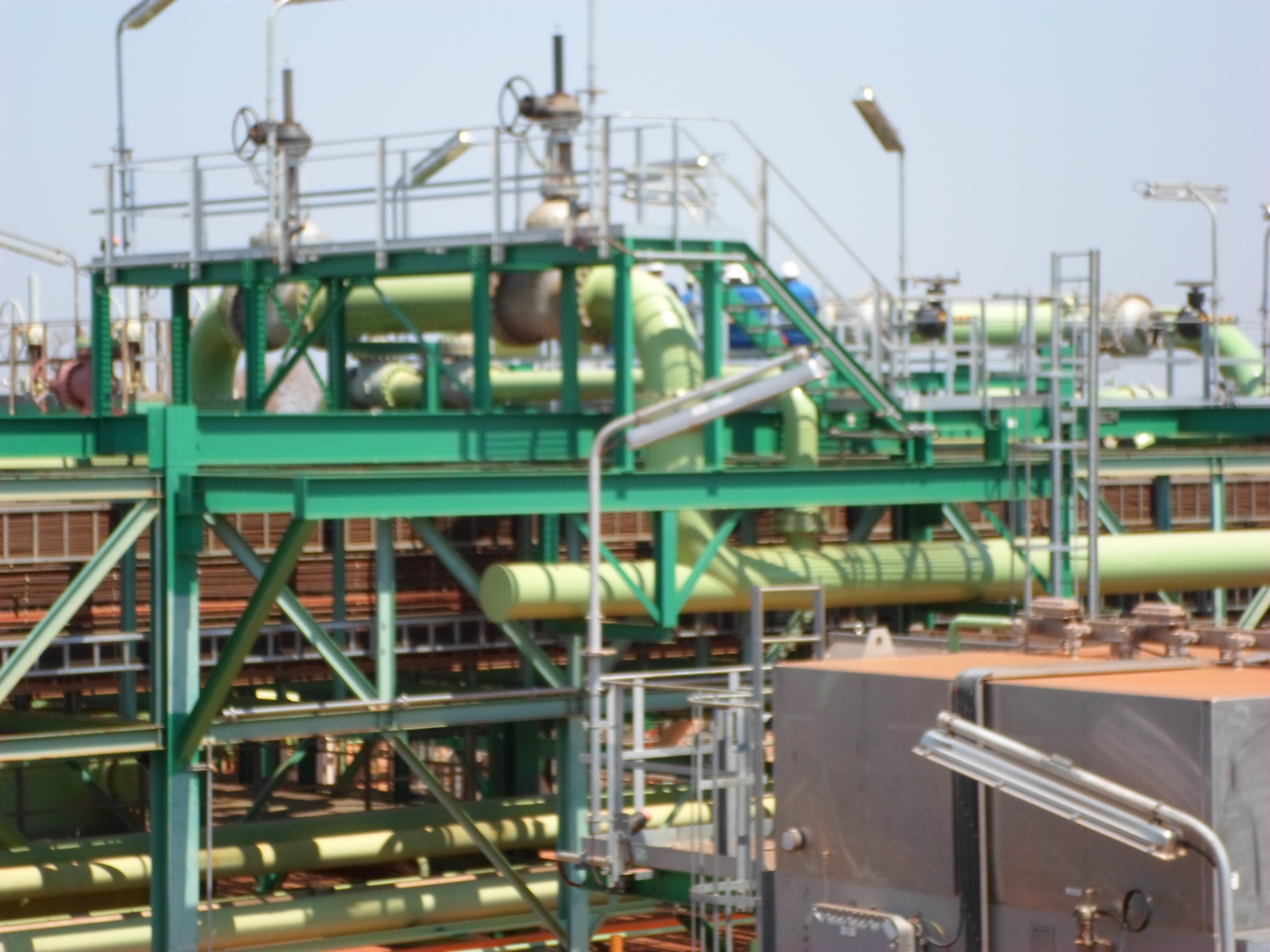 Scaffolding and insulation work at an industrial facility in Temane